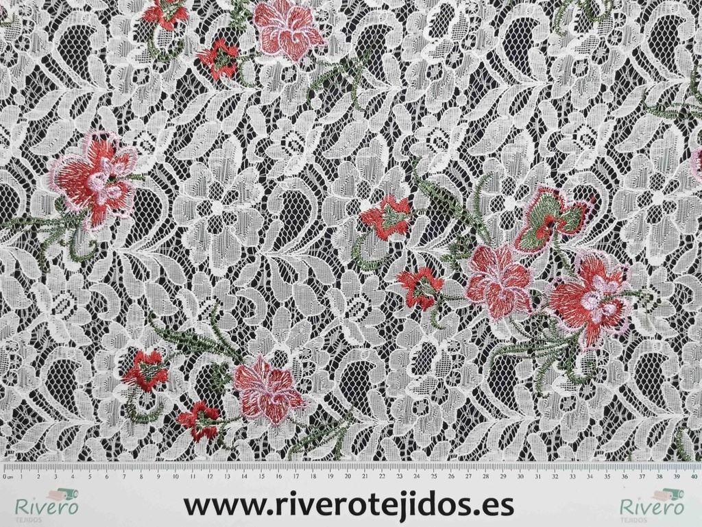 Encaje blanco con flores rojas bordadas