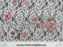 Encaje blanco con flores rojas bordadas
