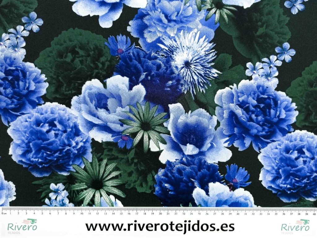 Crespón estampado con flores azules