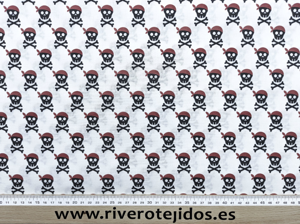 Algodón 100%, calavera pirata fondo blanco