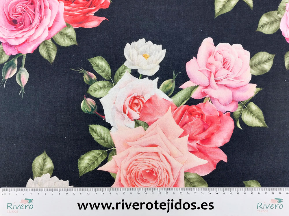 Popelín de algodón negro estampado rosas grandes