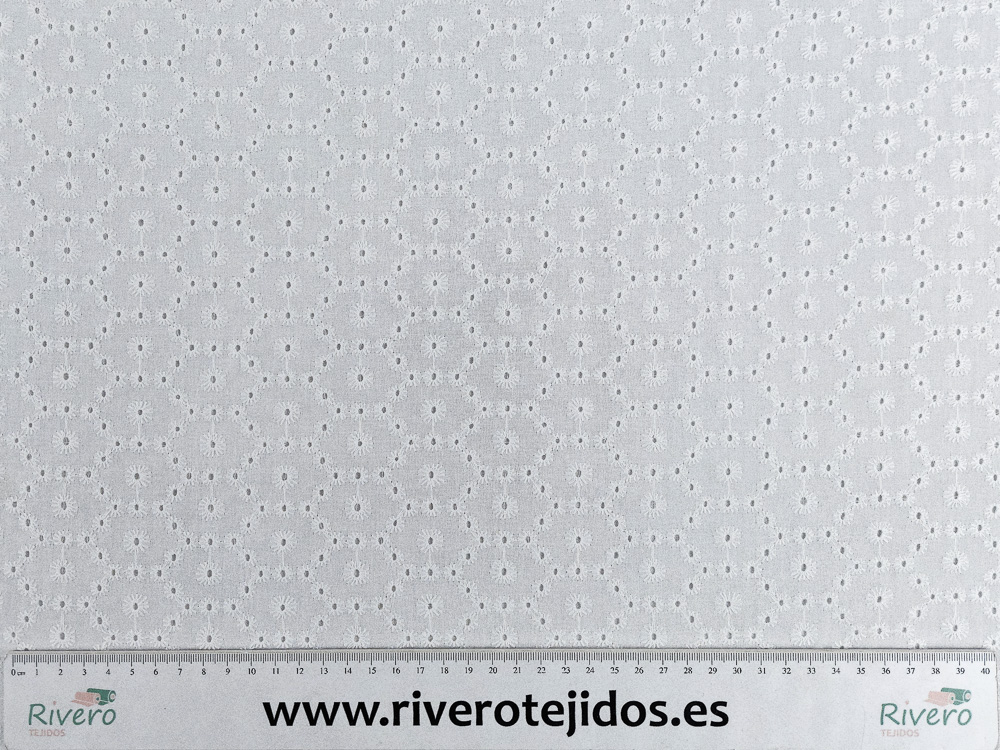 Perforado blanco de flores caladas