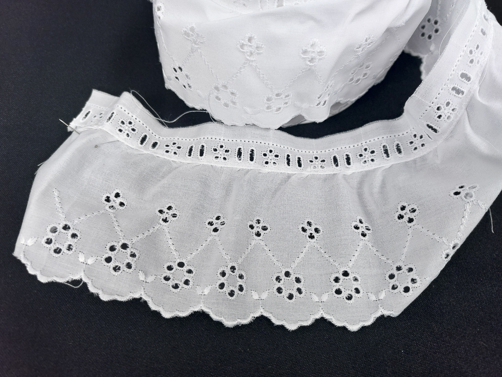 Tira bordada con pasacinta círculos flor 8,5 cm